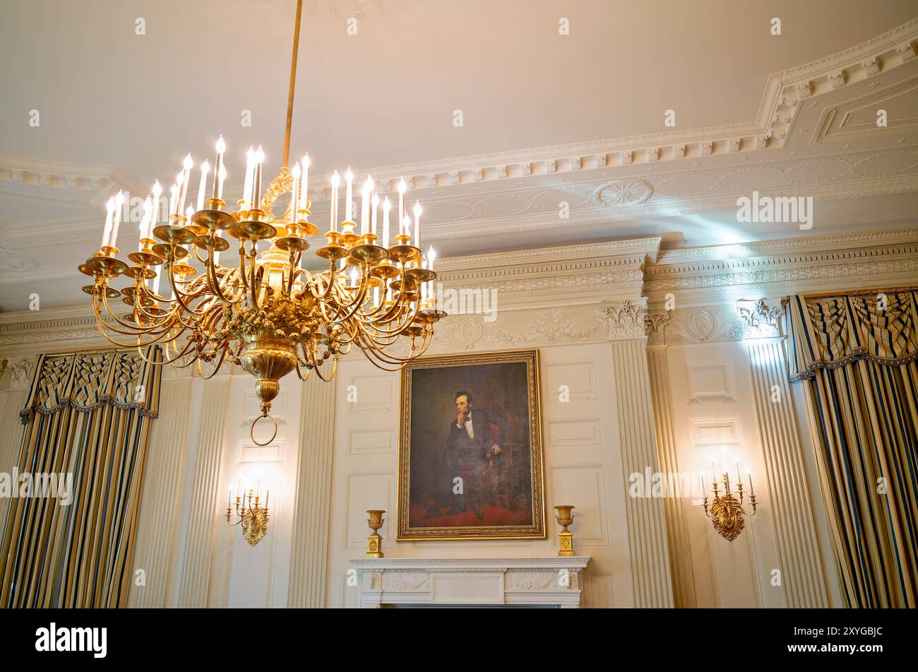 WASHINGTON DC, Stati Uniti - The State Dining Room nella Casa Bianca, con l'iconico ritratto di Abraham Lincoln di George P.A. Healy. Questa grande sala, utilizzata per cene ufficiali e ricevimenti statali, presenta un arredamento elegante, tra cui un grande caminetto sotto il dipinto di Lincoln. Il design della camera riflette la ricca storia e il significato dell'intrattenimento presidenziale nella diplomazia americana. Foto Stock