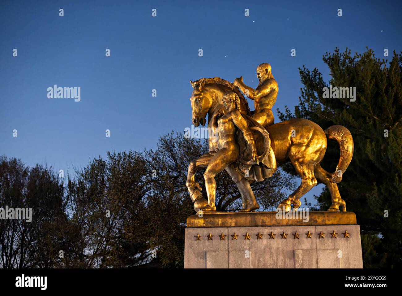 WASHINGTON, DC, Stati Uniti — la statua di Valor, creata da Leo Friedlander come parte del gruppo scultoreo Arts of War, si trova all'estremità orientale dell'Arlington Memorial Bridge di fronte al Lincoln Memorial. Questa scultura in bronzo Art Deco, installata nel 1951, rappresenta una delle quattro opere monumentali che segnano l'approccio cerimoniale del ponte. Foto Stock