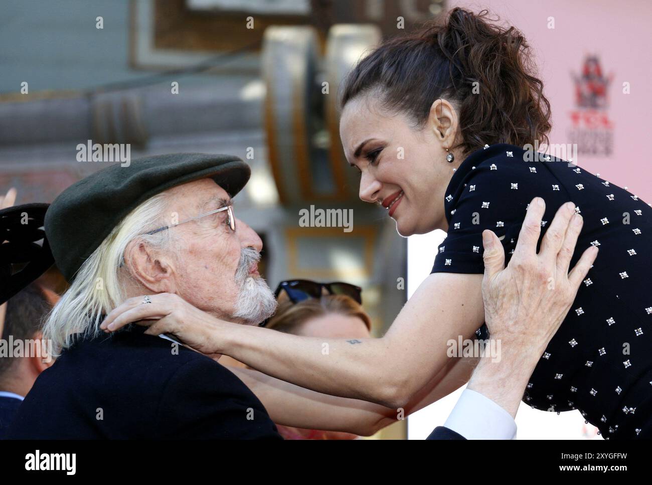 Winona Ryder e Martin Landau alla cerimonia Tim Burton Hand and Footprint tenutasi al TCL Chinese Theater di Hollywood, USA, l'8 settembre 2016. Foto Stock