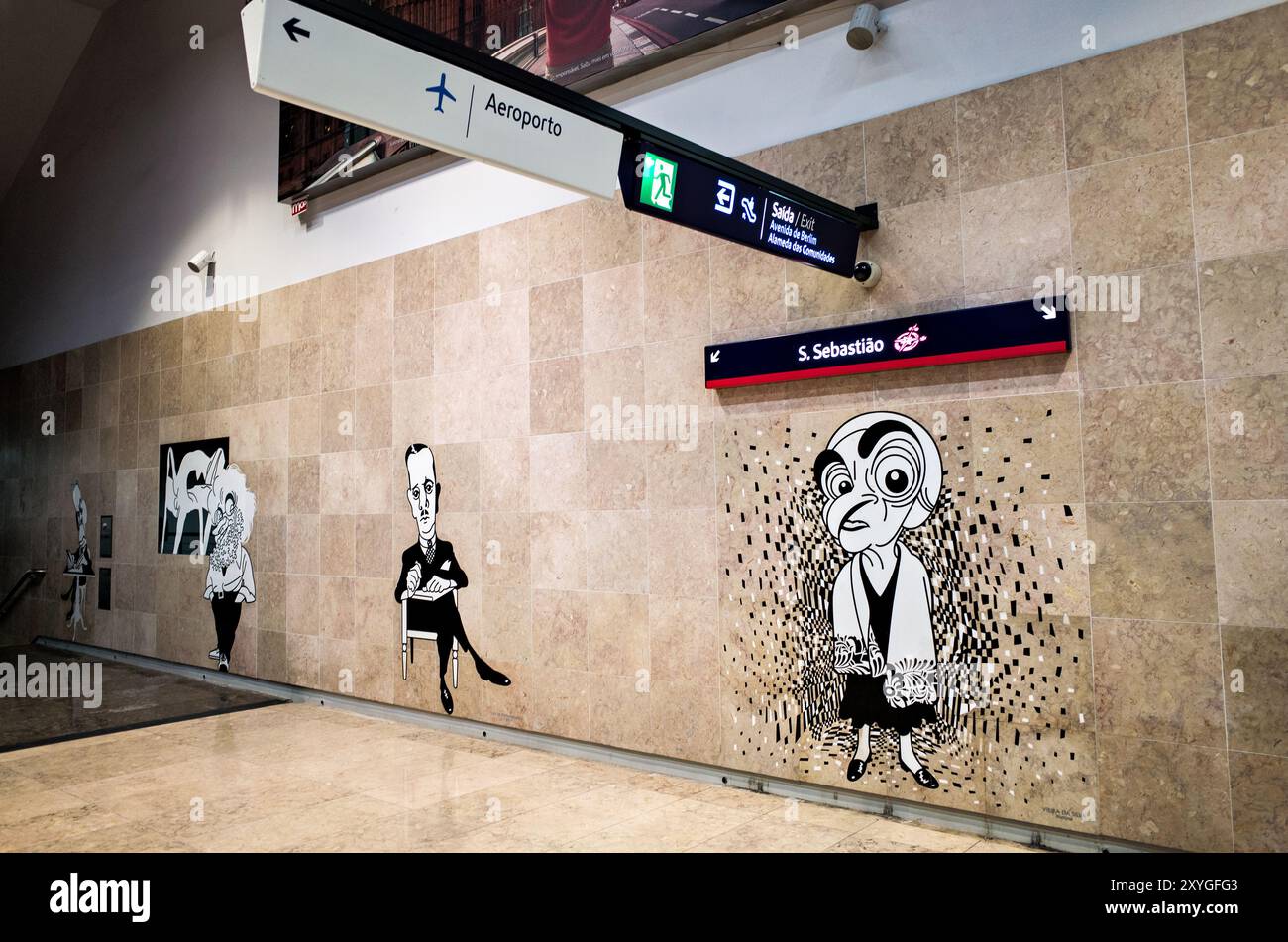 LISBONA, Portogallo: La stazione della metropolitana dell'aeroporto Humberto Delgado di Lisbona, con i pittoreschi murales dei cartoni animati del famoso fumettista portoghese António Antunes. L'opera d'arte raffigura caricature di varie figure pubbliche e celebrità portoghesi, aggiungendo un tocco culturale unico al centro di trasporto sotterraneo dell'aeroporto. Foto Stock