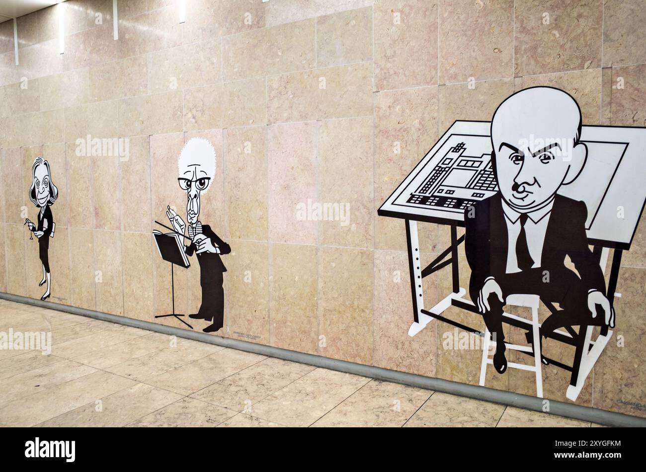 Stazione della metropolitana dell'aeroporto Humberto Delgado caricature Lisbona Portogallo // LISBONA, Portogallo - la stazione della metropolitana dell'aeroporto Humberto Delgado di Lisbona presenta una serie di caricature colorate raffiguranti importanti figure portoghesi sulle sue pareti. Al centro della mostra c'è una caricatura di Fernando Lopes-Grazia, il famoso compositore e direttore d'orchestra portoghese noto per i suoi significativi contributi alla musica classica. A destra c'è una caricatura di un architetto, parte di questa installazione artistica. I murales in stile cartoni animati, creati dal fumettista portoghese António Antunes, mostrano un notevole pe culturale Foto Stock