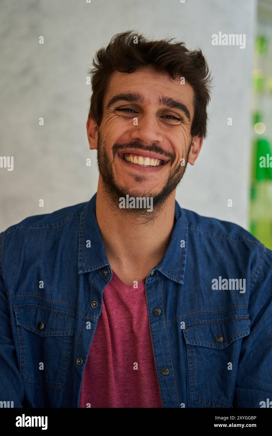ritratto di un uomo sorridente barbuto che guarda la fotocamera Foto Stock