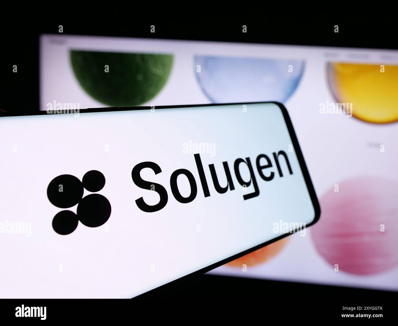 Telefono cellulare con logo della società americana di produzione chimica Solugen Inc. Davanti al sito Web. Mettere a fuoco la parte centrale sinistra del display del telefono. Foto Stock