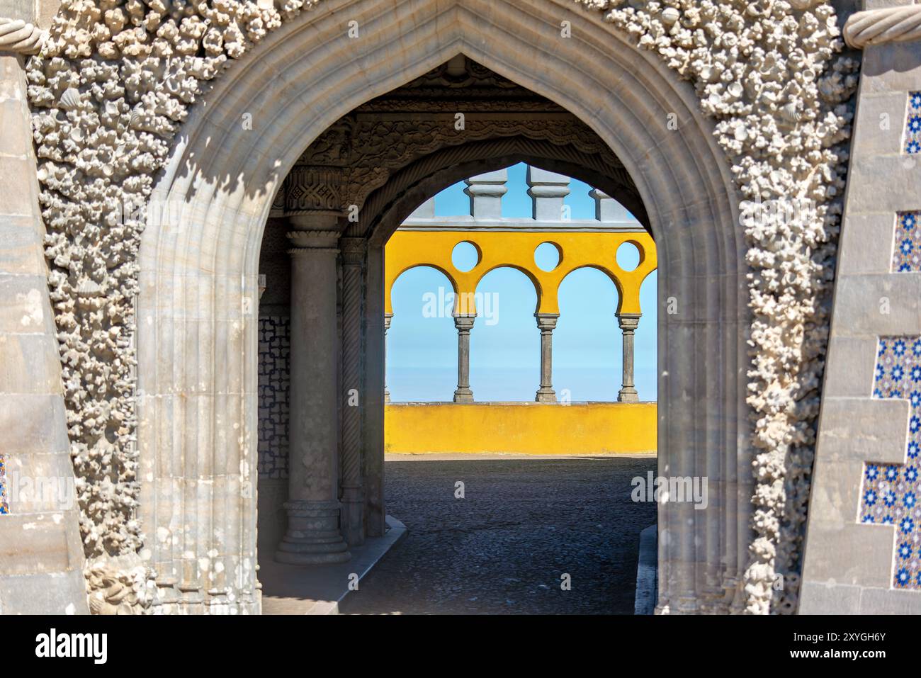 Il Palácio da pena è un baluardo DI Sintra Portogallo // SINTRA, Portogallo: I bastioni del Palácio da pena, che mostrano l'architettura difensiva del castello con un tocco romanticista. Queste mura offrono vedute panoramiche delle circostanti Montagne di Sintra ed esemplificano la rinascita del XIX secolo degli stili fortificati medievali mescolati con elementi di design stravaganti. Foto Stock