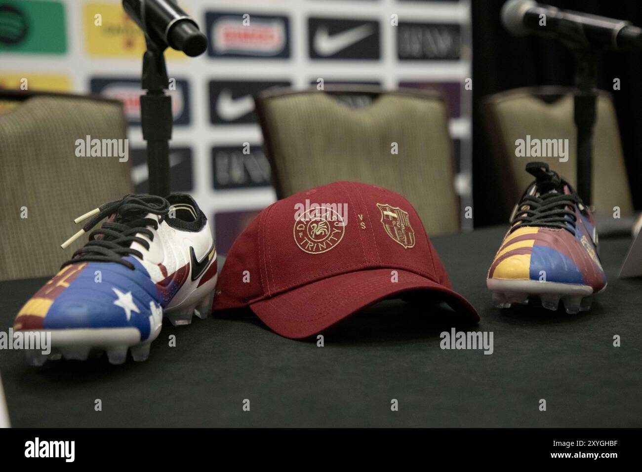 Dallas, Texas, Stati Uniti. 29 agosto 2024. Le scarpe da calcio Nike a tema Dallas Trinity sono visibili durante una conferenza stampa congiunta prima di una partita amichevole tra Dallas Trinity FC e FC Barcelona FemenÃ- all'Hyatt Regency Dallas di Dallas, Texas. (Credit Image: © Daniel McGregor-Huyer/ZUMA Press Wire) SOLO PER USO EDITORIALE! Non per USO commerciale! Foto Stock