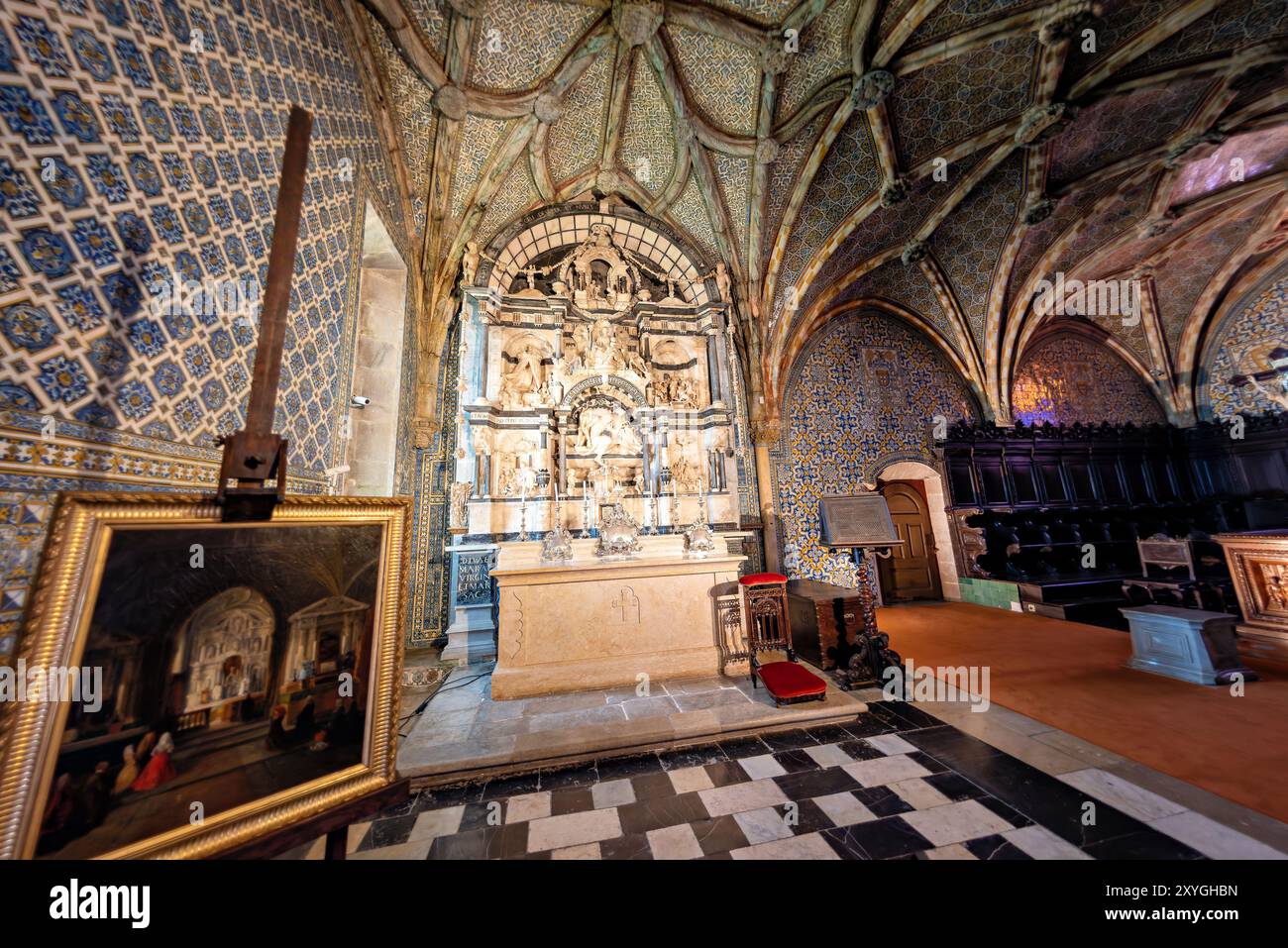 Pala da pena di Nicolas Chanterenne Sintra Portogallo // SINTRA, Portogallo — la pala d'altare in alabastro e pietra calcarea nera nella cappella di Palazzo pena, completata tra il 1529 e il 1532 dallo scultore francese Nicolas Chanterenne (ca. 1470-1551). Il capolavoro rinascimentale presenta una struttura ad arco trionfale romano raffigurante scene del nuovo Testamento, tra cui la Natività, l'Annunciazione, la presentazione al Tempio, l'Adorazione dei Magi e la fuga in Egitto, con la Resurrezione di Cristo nella nicchia centrale. La cappella fa parte del monastero Hieronymite originale che precede il XIX-centu Foto Stock