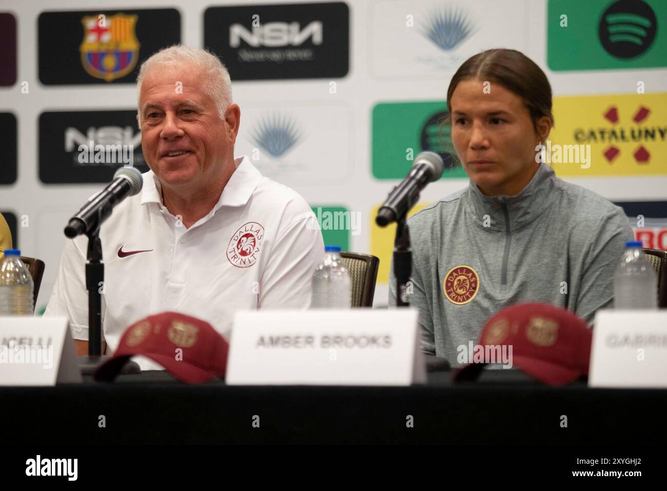 Dallas, Texas, Stati Uniti. 29 agosto 2024. (l to r0 Dallas Trinity FC CHRIS PETRUCELLI e il difensore del Dallas Trinity FC AMBER BROOKS parlano con i media durante una conferenza stampa congiunta prima di un incontro amichevole tra Dallas Trinity FC e FC Barcelona FemenÃ- all'Hyatt Regency Dallas di Dallas, Texas. (Credit Image: © Daniel McGregor-Huyer/ZUMA Press Wire) SOLO PER USO EDITORIALE! Non per USO commerciale! Foto Stock