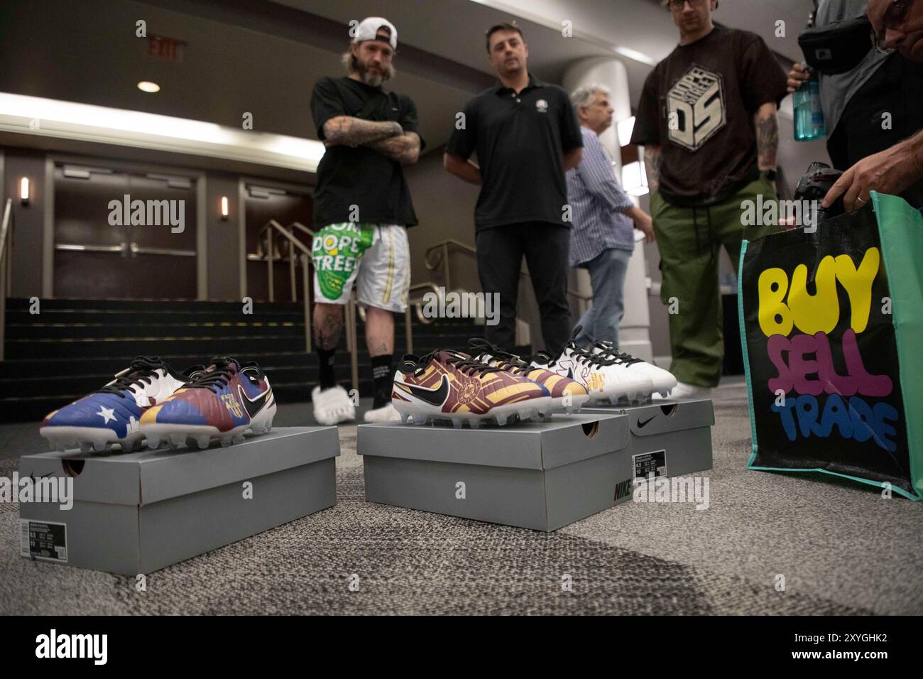 Dallas, Texas, Stati Uniti. 29 agosto 2024. Le scarpe da calcio Nike a tema Dallas Trinity sono visibili durante una conferenza stampa congiunta prima di una partita amichevole tra Dallas Trinity FC e FC Barcelona FemenÃ- all'Hyatt Regency Dallas di Dallas, Texas. (Credit Image: © Daniel McGregor-Huyer/ZUMA Press Wire) SOLO PER USO EDITORIALE! Non per USO commerciale! Foto Stock