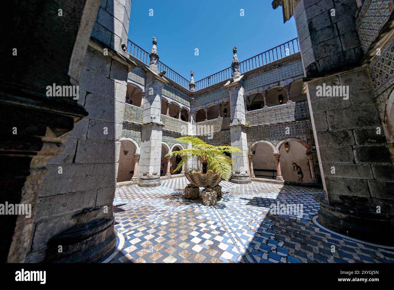 Palazzo pena Manueline Chiostro Sintra Portogallo // SINTRA, Portogallo — il Chiostro Manueline a Palácio pena, originariamente costruito nel 1511, presenta due piani con pareti adornate con piastrelle ispano-moresche del XVI secolo. Durante la conversione del monastero in un palazzo reale, gli archi del chiostro furono chiusi con finestre, che furono poi rimosse negli anni '1930 Le gallerie del chiostro, un tempo parte del monastero, ora fungono da corridoi nel palazzo. Foto Stock