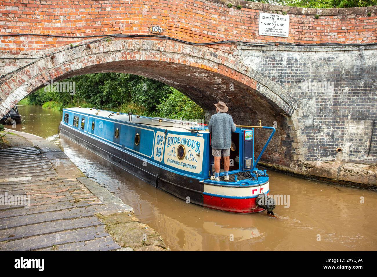 Motoscafo appena lasciato Bunbury sotto il ponte n. 105 sul canale Shropshire Union Cheshire per continuare il suo viaggio verso nord fino a Chester Foto Stock