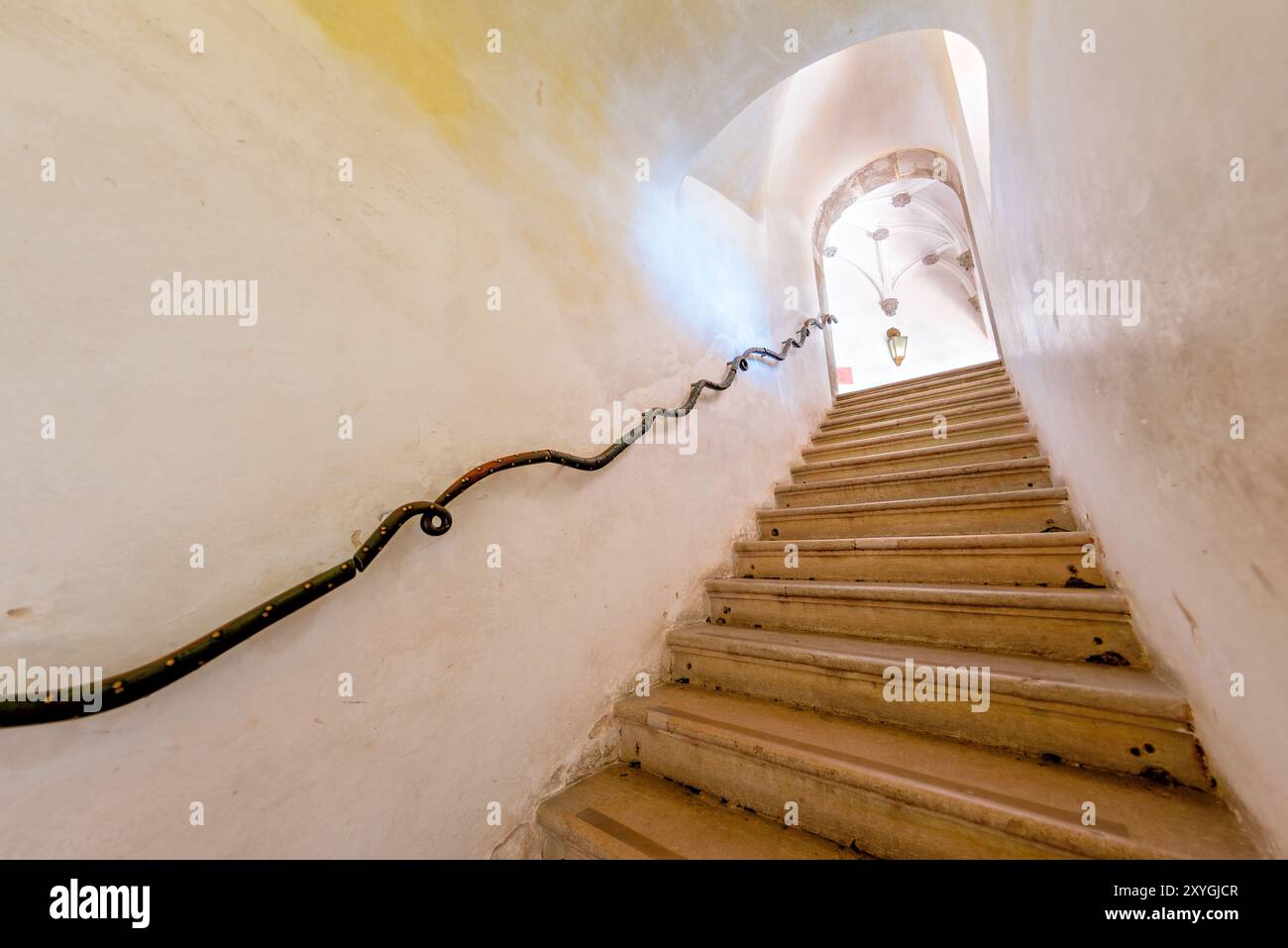 Scala di pietra del Palácio da pena Sintra Portogallo // SINTRA, Portogallo - Una scalinata di pietra al Palácio da pena, un importante punto di riferimento architettonico a Sintra, Portogallo. Il palazzo è rinomato per la sua architettura romanticista ed è un sito patrimonio dell'umanità dell'UNESCO. La scalinata è una delle tante che conducono i visitatori attraverso i vasti giardini del palazzo, che mescolano influenze architettoniche gotiche, moresche e rinascimentali. Foto Stock