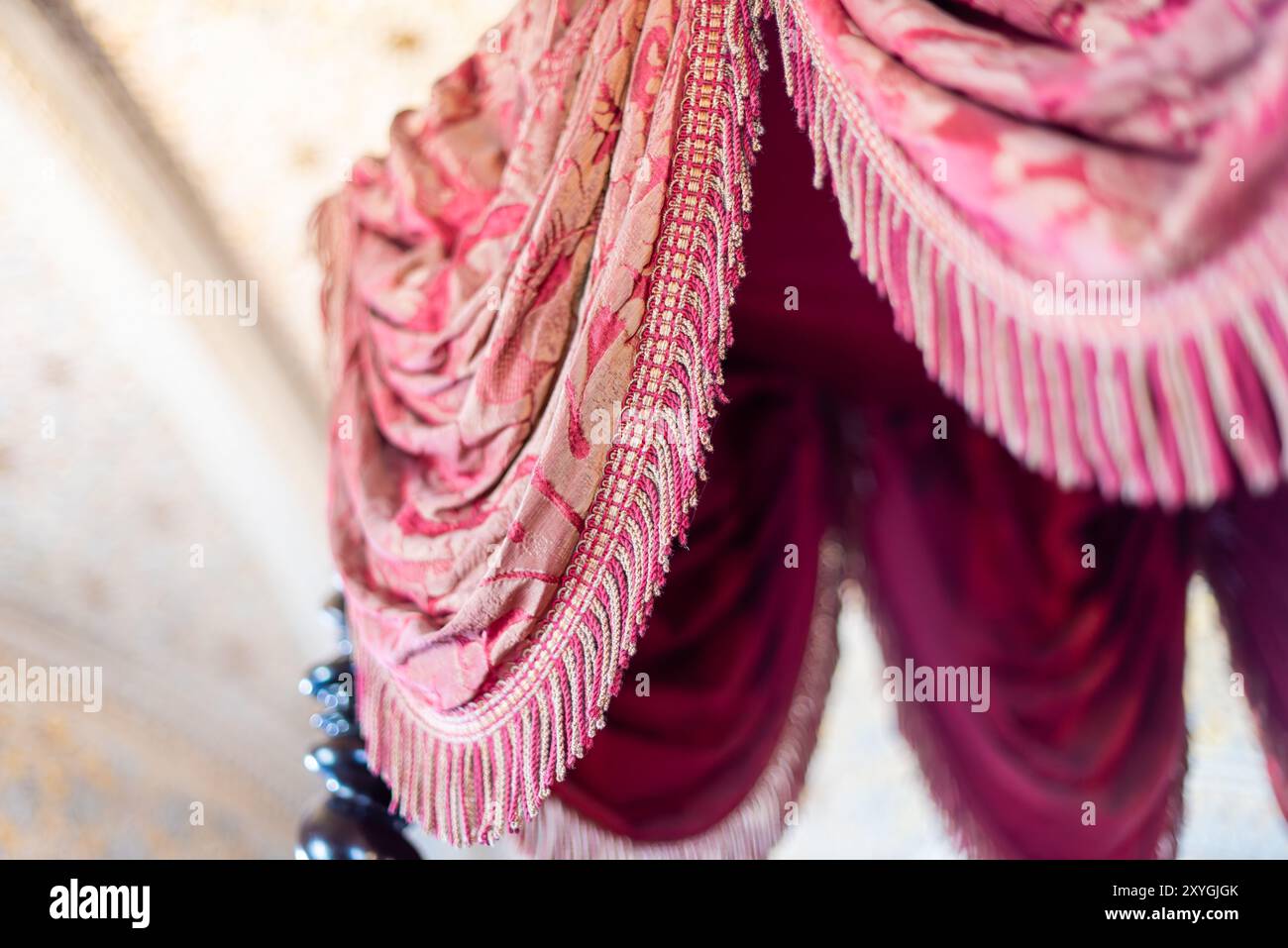 Pena Palace Contessa di Edla Dressing Room Sintra Portugal // SINTRA, Portugal — il Dressing Room della Contessa di Edla a pena Palace, che fu poi convertito nella camera da letto del Segretario. Questa camera, parte dei lussuosi interni del palazzo, riflette l'arredamento del XIX secolo e lo stile di vita aristocratico della corte reale portoghese. Il Palácio da pena, costruito a metà del XIX secolo, si erge come uno dei più bei esempi di architettura romantica d'Europa. Il palazzo servì come residenza estiva per i reali portoghesi e la loro corte. Situato nei Monti Sintra, il palazzo e il cultur circostante Foto Stock