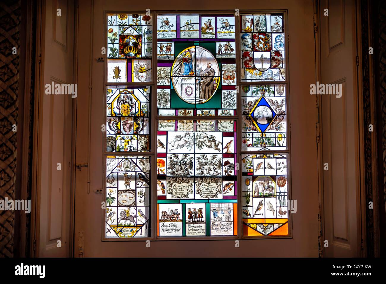 Finestra di vetro colorato Palazzo pena Sintra Portogallo // SINTRA, Portogallo — elementi decorativi all'interno di Palácio pena, un castello romanticista del XIX secolo a Sintra, Portogallo. Gli interni del palazzo mostrano una miscela di stili architettonici e dettagli ornati, tra cui elaborate decorazioni murali, soffitti intricati e arredi d'epoca. Il Palácio da pena, patrimonio dell'umanità dell'UNESCO, è rinomato per il suo design eclettico e il ricco significato storico. Foto Stock