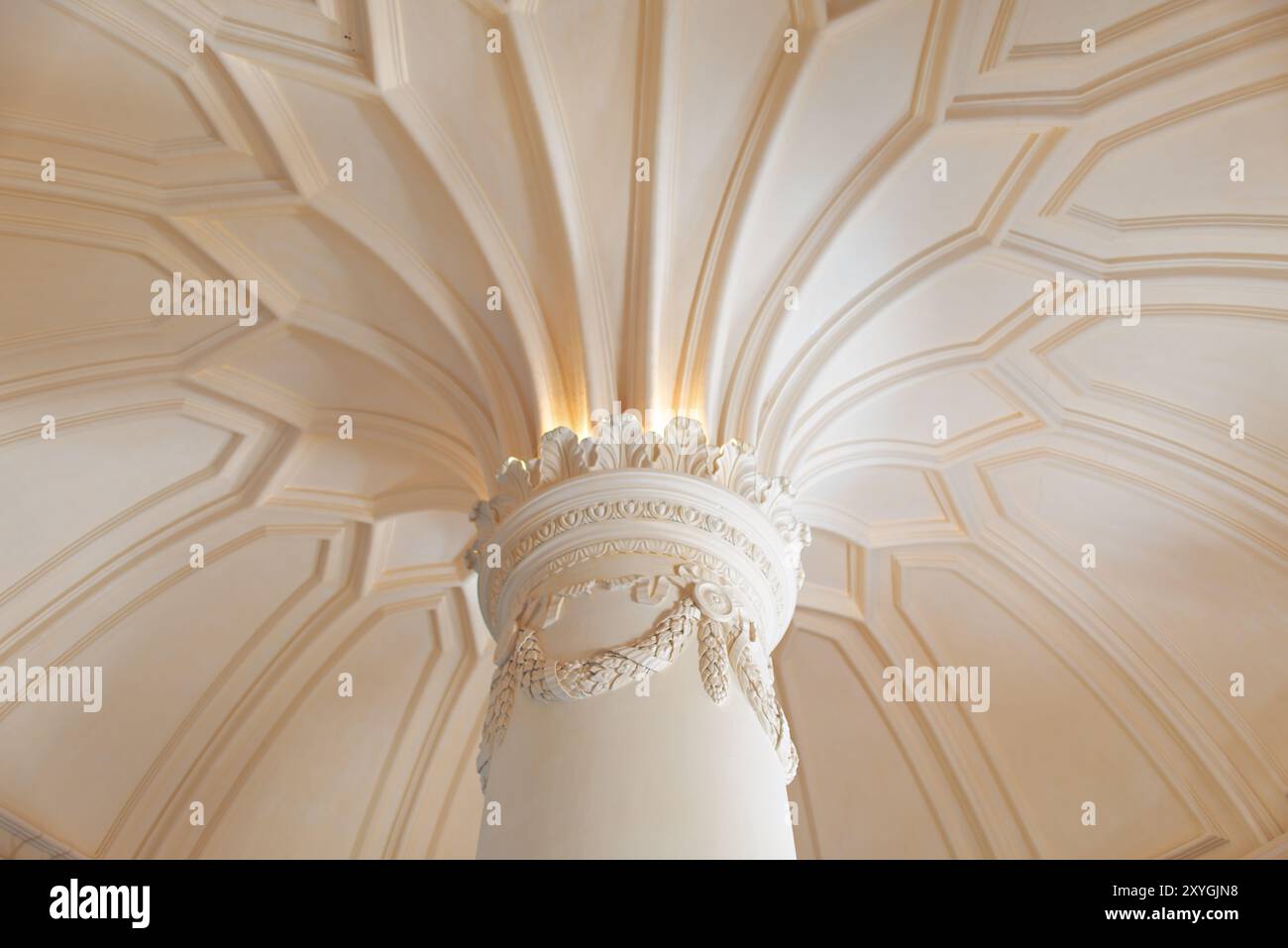 SINTRA, Portogallo, la sala delle scale al Palácio da pena, uno spazio unico che riflette le tradizioni di caccia reali della corte portoghese del XIX secolo. Situata a Sintra, questa camera è decorata con trofei di caccia ed è arredata in stile romanticista, mescolando elementi medievali e gotici. Il Palácio da pena, patrimonio dell'umanità dell'UNESCO, è uno dei monumenti più rappresentativi del Portogallo, noto per la sua architettura eclettica e gli interni riccamente decorati. Foto Stock