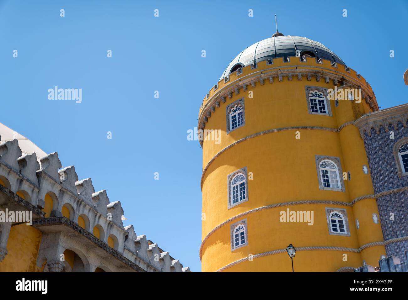 Architettura esterna del Palácio da pena Sintra Portogallo // SINTRA, Portogallo - l'architettura esterna vibrante ed eclettica del Palácio da pena, che mostra la sua miscela di stili romanticisti, moreschi e neo-manuelini. Le facciate colorate del palazzo, i dettagli ornati e gli elementi stravaganti incarnano l'architettura romantica del XIX secolo e la visione di re Ferdinando II di un castello da favola. Foto Stock