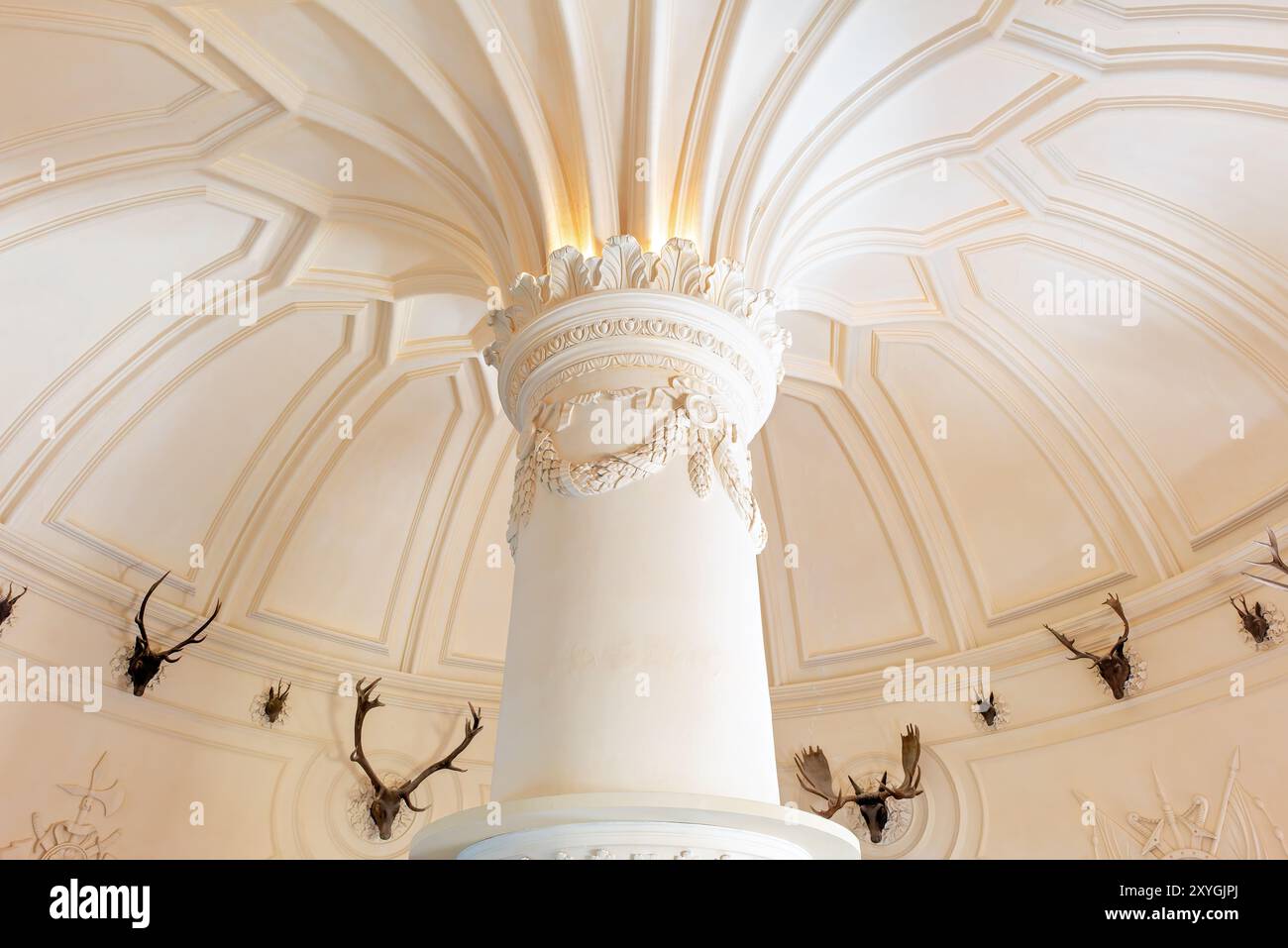 Sala dei cervi del Palácio da pena Trofei di caccia Sintra Portogallo // SINTRA, Portogallo - la sala dei cervi del Palácio da pena mostra trofei di caccia e decorazioni romantiche che riflettono le tradizioni di caccia reali della corte portoghese del XIX secolo. La sala presenta elementi architettonici medievali e gotici caratteristici del design eclettico del palazzo. Palazzo pena, costruito a metà del XIX secolo per re Ferdinando II, si erge come una delle residenze reali più distintive del Portogallo. Il palazzo e il parco circostante fanno parte del paesaggio culturale di Sintra, dichiarato patrimonio dell'umanità dall'UNESCO Foto Stock