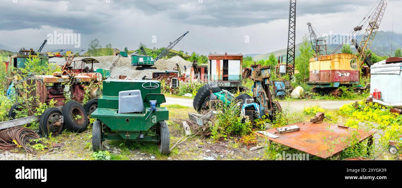 Un'ampia vista panoramica di un sito minerario abbandonato con vecchie macchine minerarie, vegetazione ricoperta, museo minerario della cava di threlkeld cumbria regno unito Foto Stock