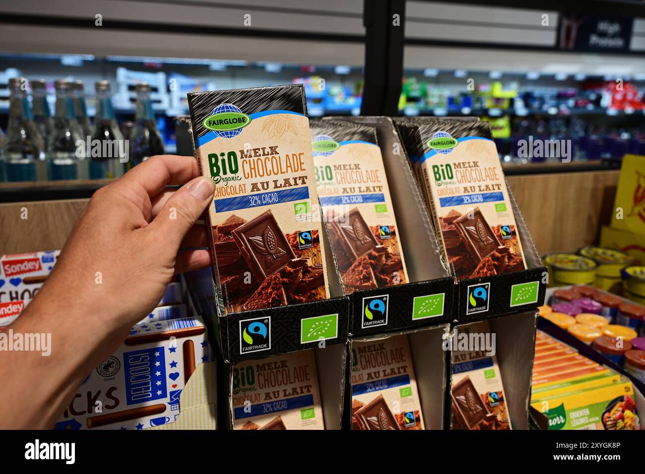 Barrette di cioccolato con etichetta biologica in un punto vendita Foto Stock