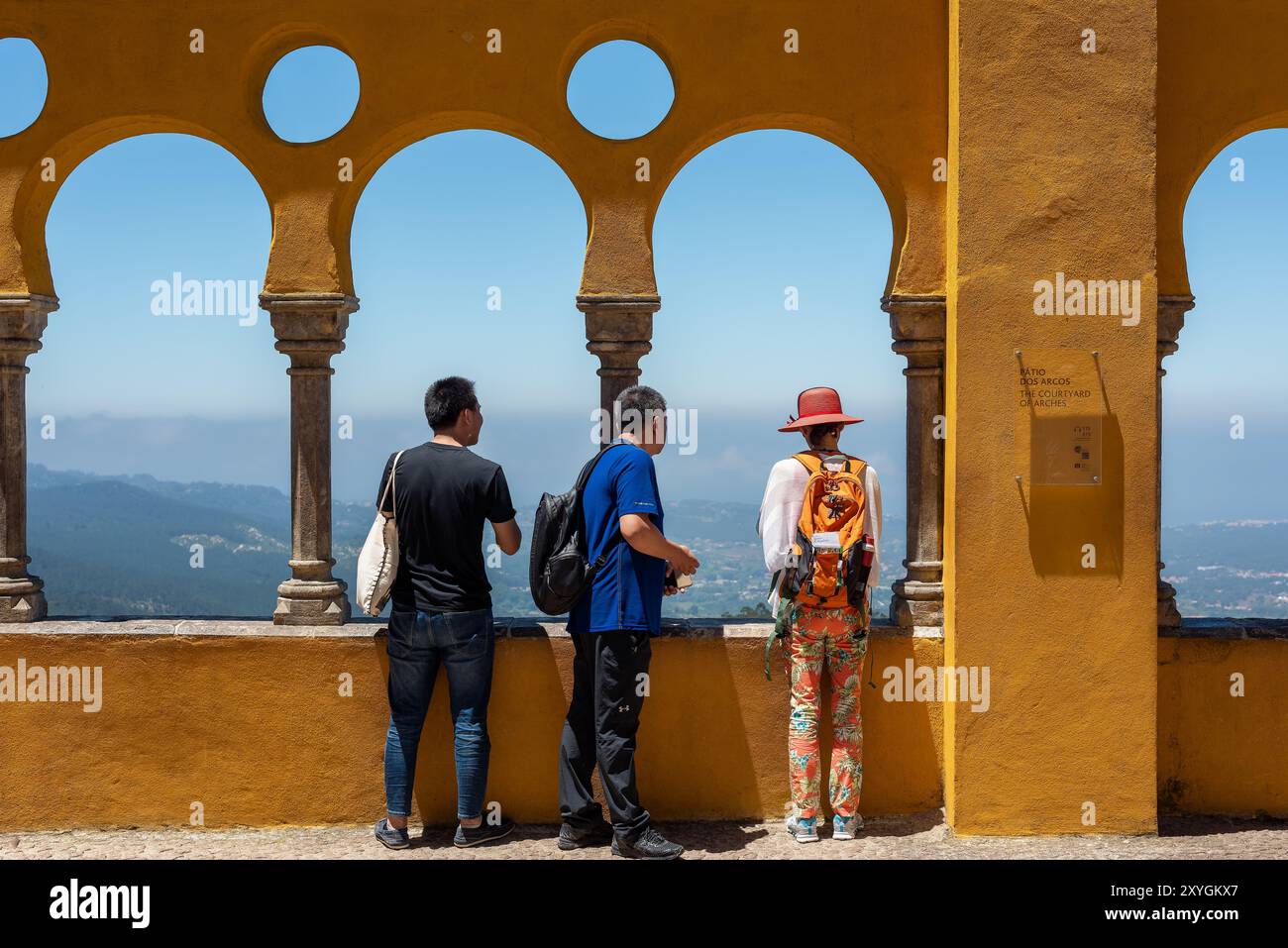 Cortile degli archi di Palácio da pena Sintra Portogallo // SINTRA, Portogallo - il cortile degli archi di Palácio da pena mette in mostra elementi architettonici moreschi all'interno di questo palazzo romanticista del XIX secolo. Il cortile ad arco fa parte del Palácio da pena, che fu costruito nel 1840 sulle rovine di un monastero medievale nei Monti Sintra. Il palazzo è una delle sette meraviglie del Portogallo ed è situato all'interno del paesaggio culturale di Sintra, dichiarato patrimonio dell'umanità dall'UNESCO nel 1995. Il Palácio da pena fu commissionato da re Ferdinando II e rappresenta uno dei più bei esempi d'Europa Foto Stock