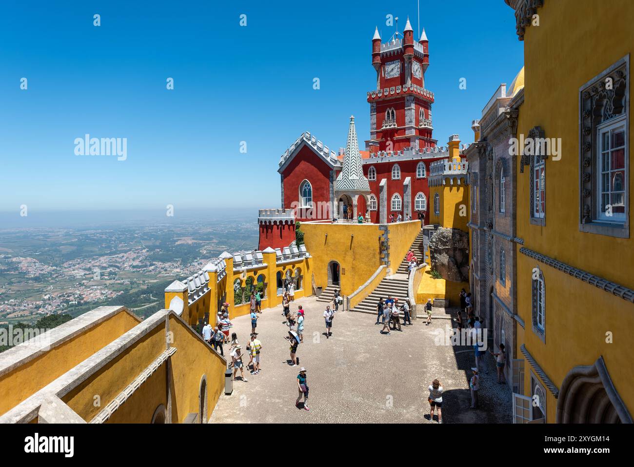 Cortile degli archi di Palácio da pena Sintra Portogallo // SINTRA, Portogallo - il cortile degli archi di Palácio da pena mette in mostra elementi architettonici moreschi all'interno di questo palazzo romanticista del XIX secolo. Il cortile ad arco fa parte del Palácio da pena, che fu costruito nel 1840 sulle rovine di un monastero medievale nei Monti Sintra. Il palazzo è una delle sette meraviglie del Portogallo ed è situato all'interno del paesaggio culturale di Sintra, dichiarato patrimonio dell'umanità dall'UNESCO nel 1995. Il Palácio da pena fu commissionato da re Ferdinando II e rappresenta uno dei più bei esempi d'Europa Foto Stock
