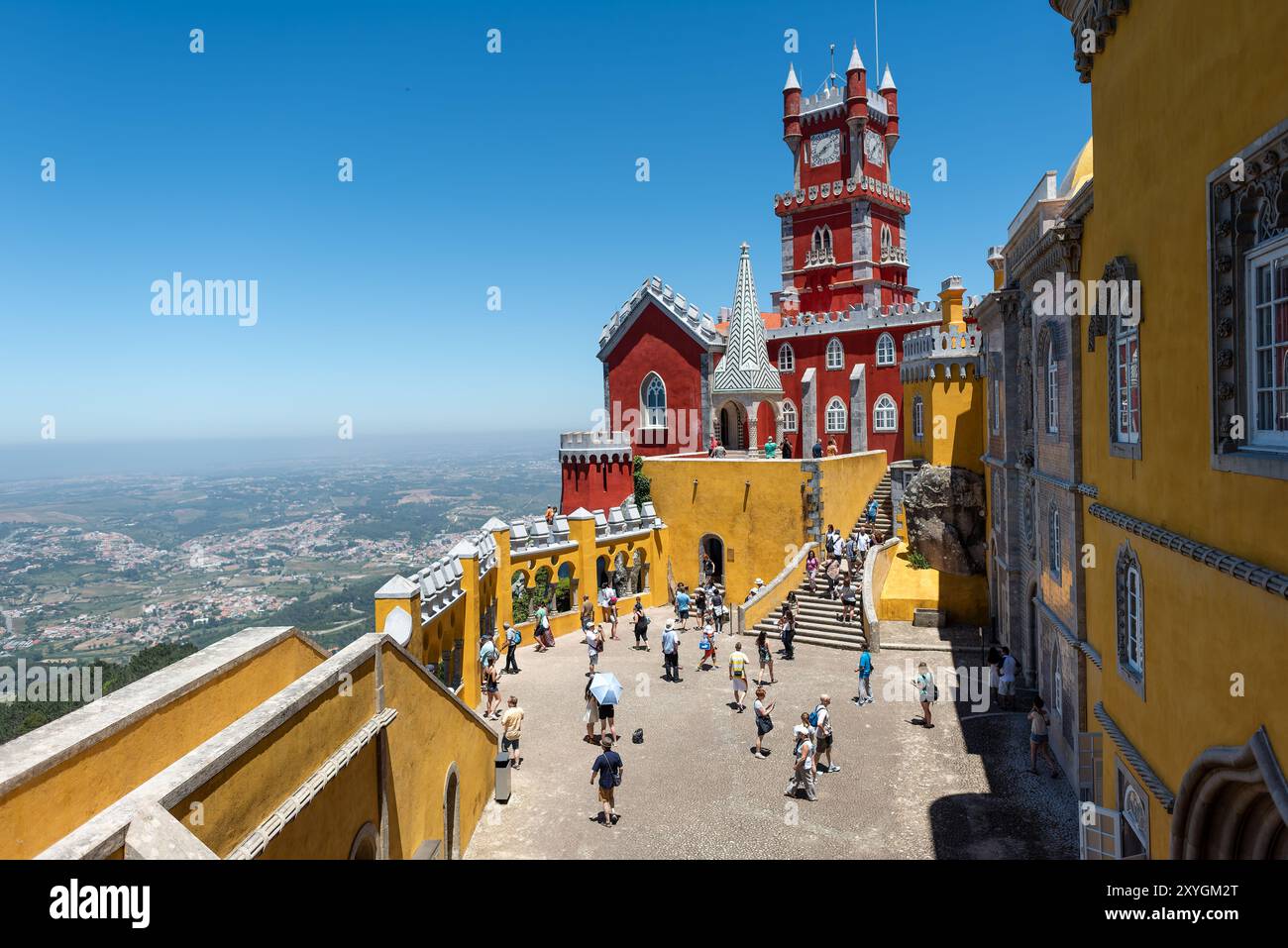 Cortile degli archi di Palácio da pena Sintra Portogallo // SINTRA, Portogallo - il cortile degli archi di Palácio da pena mette in mostra elementi architettonici moreschi all'interno di questo palazzo romanticista del XIX secolo. Il cortile ad arco fa parte del Palácio da pena, che fu costruito nel 1840 sulle rovine di un monastero medievale nei Monti Sintra. Il palazzo è una delle sette meraviglie del Portogallo ed è situato all'interno del paesaggio culturale di Sintra, dichiarato patrimonio dell'umanità dall'UNESCO nel 1995. Il Palácio da pena fu commissionato da re Ferdinando II e rappresenta uno dei più bei esempi d'Europa Foto Stock