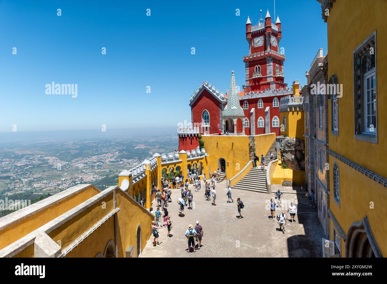 Cortile degli archi di Palácio da pena Sintra Portogallo // SINTRA, Portogallo - il cortile degli archi di Palácio da pena mette in mostra elementi architettonici moreschi all'interno di questo palazzo romanticista del XIX secolo. Il cortile ad arco fa parte del Palácio da pena, che fu costruito nel 1840 sulle rovine di un monastero medievale nei Monti Sintra. Il palazzo è una delle sette meraviglie del Portogallo ed è situato all'interno del paesaggio culturale di Sintra, dichiarato patrimonio dell'umanità dall'UNESCO nel 1995. Il Palácio da pena fu commissionato da re Ferdinando II e rappresenta uno dei più bei esempi d'Europa Foto Stock