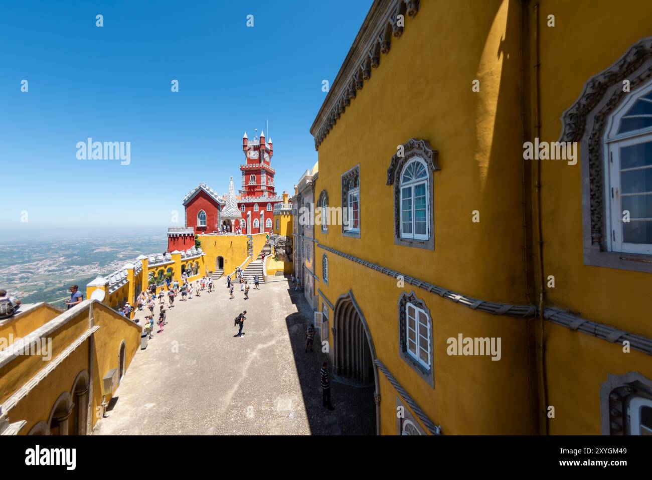 Cortile degli archi di Palácio da pena Sintra Portogallo // SINTRA, Portogallo - il cortile degli archi di Palácio da pena mette in mostra elementi architettonici moreschi all'interno di questo palazzo romanticista del XIX secolo. Il cortile ad arco fa parte del Palácio da pena, che fu costruito nel 1840 sulle rovine di un monastero medievale nei Monti Sintra. Il palazzo è una delle sette meraviglie del Portogallo ed è situato all'interno del paesaggio culturale di Sintra, dichiarato patrimonio dell'umanità dall'UNESCO nel 1995. Il Palácio da pena fu commissionato da re Ferdinando II e rappresenta uno dei più bei esempi d'Europa Foto Stock