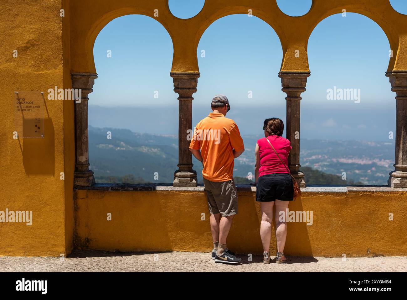 Cortile degli archi di Palácio da pena Sintra Portogallo // SINTRA, Portogallo - il cortile degli archi di Palácio da pena mette in mostra elementi architettonici moreschi all'interno di questo palazzo romanticista del XIX secolo. Il cortile ad arco fa parte del Palácio da pena, che fu costruito nel 1840 sulle rovine di un monastero medievale nei Monti Sintra. Il palazzo è una delle sette meraviglie del Portogallo ed è situato all'interno del paesaggio culturale di Sintra, dichiarato patrimonio dell'umanità dall'UNESCO nel 1995. Il Palácio da pena fu commissionato da re Ferdinando II e rappresenta uno dei più bei esempi d'Europa Foto Stock