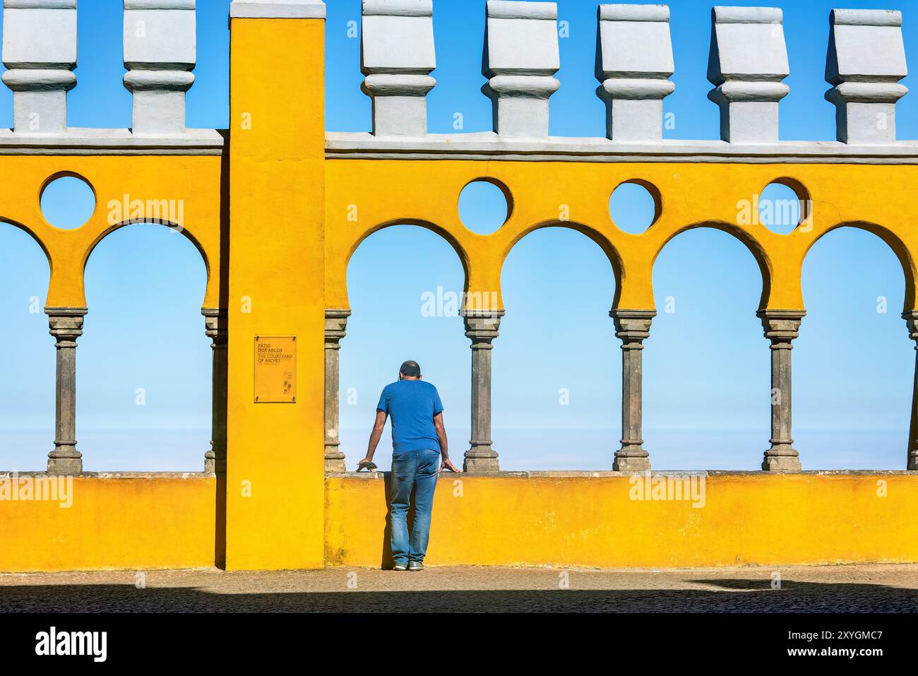 Cortile degli archi di Palácio da pena Sintra Portogallo // SINTRA, Portogallo - il cortile degli archi di Palácio da pena mette in mostra elementi architettonici moreschi all'interno di questo palazzo romanticista del XIX secolo. Il cortile ad arco fa parte del Palácio da pena, che fu costruito nel 1840 sulle rovine di un monastero medievale nei Monti Sintra. Il palazzo è una delle sette meraviglie del Portogallo ed è situato all'interno del paesaggio culturale di Sintra, dichiarato patrimonio dell'umanità dall'UNESCO nel 1995. Il Palácio da pena fu commissionato da re Ferdinando II e rappresenta uno dei più bei esempi d'Europa Foto Stock