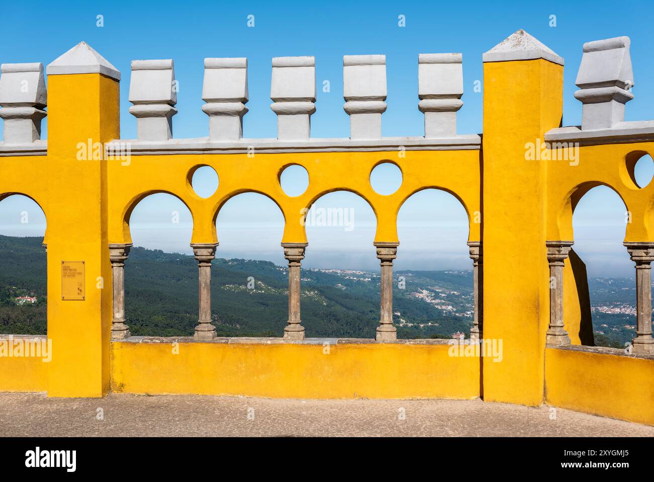 Cortile degli archi di Palácio da pena Sintra Portogallo // SINTRA, Portogallo - il cortile degli archi di Palácio da pena mette in mostra elementi architettonici moreschi all'interno di questo palazzo romanticista del XIX secolo. Il cortile ad arco fa parte del Palácio da pena, che fu costruito nel 1840 sulle rovine di un monastero medievale nei Monti Sintra. Il palazzo è una delle sette meraviglie del Portogallo ed è situato all'interno del paesaggio culturale di Sintra, dichiarato patrimonio dell'umanità dall'UNESCO nel 1995. Il Palácio da pena fu commissionato da re Ferdinando II e rappresenta uno dei più bei esempi d'Europa Foto Stock