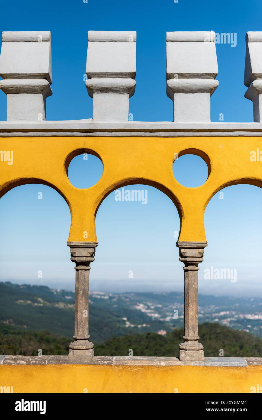 Cortile degli archi di Palácio da pena Sintra Portogallo // SINTRA, Portogallo - il cortile degli archi di Palácio da pena mette in mostra elementi architettonici moreschi all'interno di questo palazzo romanticista del XIX secolo. Il cortile ad arco fa parte del Palácio da pena, che fu costruito nel 1840 sulle rovine di un monastero medievale nei Monti Sintra. Il palazzo è una delle sette meraviglie del Portogallo ed è situato all'interno del paesaggio culturale di Sintra, dichiarato patrimonio dell'umanità dall'UNESCO nel 1995. Il Palácio da pena fu commissionato da re Ferdinando II e rappresenta uno dei più bei esempi d'Europa Foto Stock