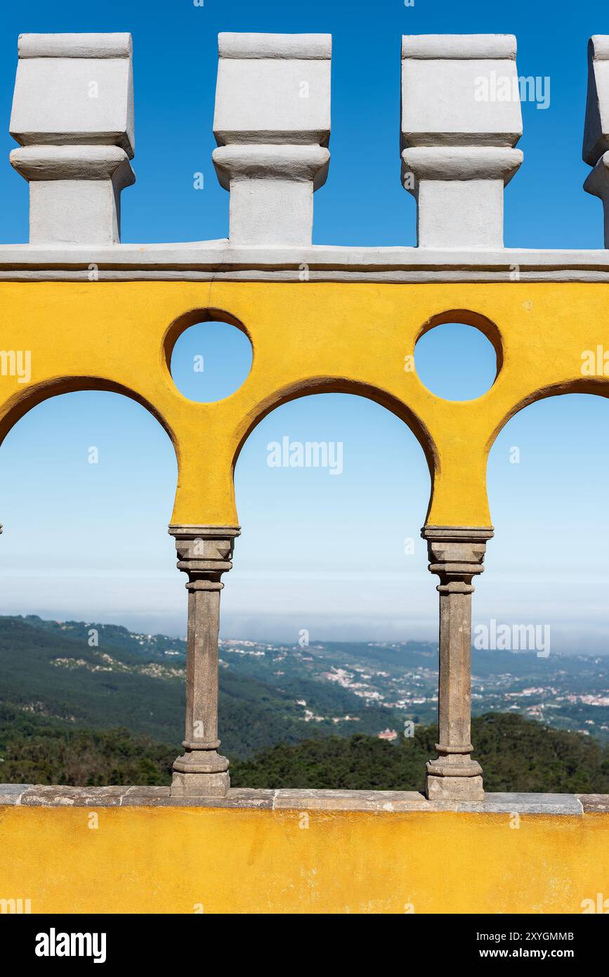 Cortile degli archi di Palácio da pena Sintra Portogallo // SINTRA, Portogallo - il cortile degli archi di Palácio da pena mette in mostra elementi architettonici moreschi all'interno di questo palazzo romanticista del XIX secolo. Il cortile ad arco fa parte del Palácio da pena, che fu costruito nel 1840 sulle rovine di un monastero medievale nei Monti Sintra. Il palazzo è una delle sette meraviglie del Portogallo ed è situato all'interno del paesaggio culturale di Sintra, dichiarato patrimonio dell'umanità dall'UNESCO nel 1995. Il Palácio da pena fu commissionato da re Ferdinando II e rappresenta uno dei più bei esempi d'Europa Foto Stock