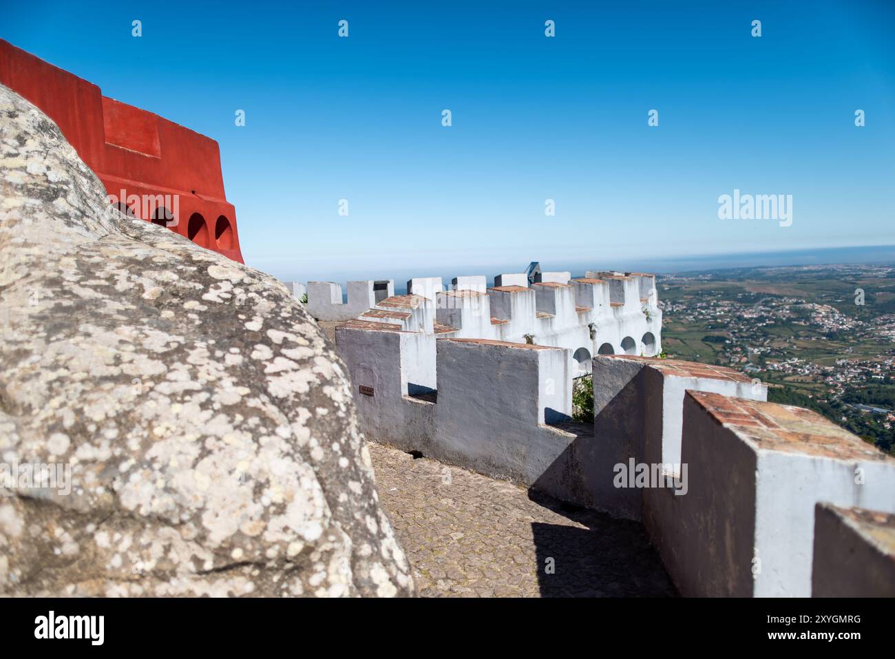 Il Palácio da pena è un baluardo DI Sintra Portogallo // SINTRA, Portogallo: I bastioni del Palácio da pena, che mostrano l'architettura difensiva del castello con un tocco romanticista. Queste mura offrono vedute panoramiche delle circostanti Montagne di Sintra ed esemplificano la rinascita del XIX secolo degli stili fortificati medievali mescolati con elementi di design stravaganti. Foto Stock