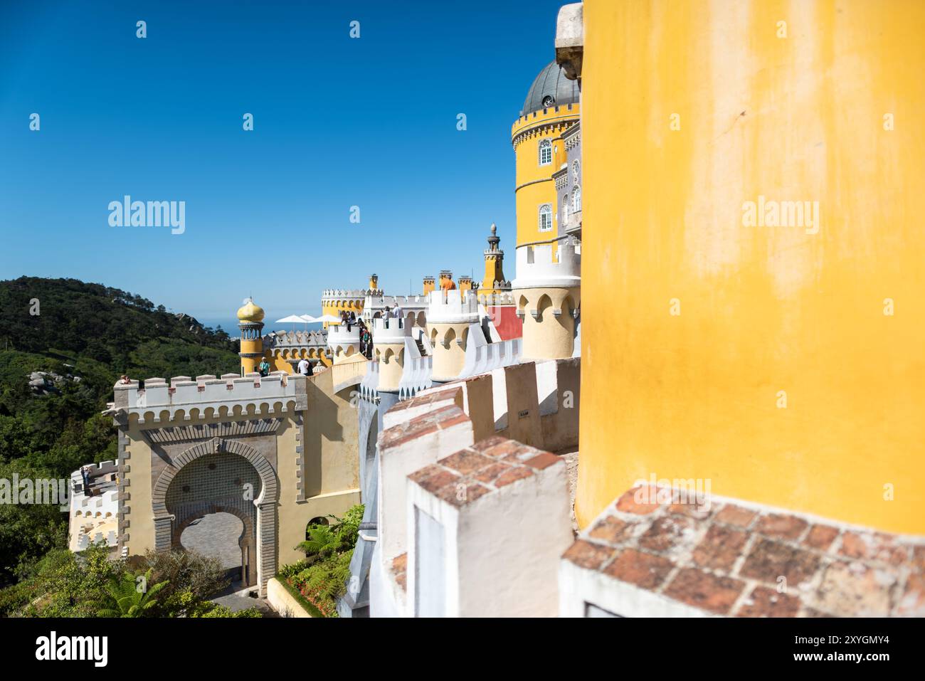 Il Palácio da pena è un baluardo DI Sintra Portogallo // SINTRA, Portogallo: I bastioni del Palácio da pena, che mostrano l'architettura difensiva del castello con un tocco romanticista. Queste mura offrono vedute panoramiche delle circostanti Montagne di Sintra ed esemplificano la rinascita del XIX secolo degli stili fortificati medievali mescolati con elementi di design stravaganti. Foto Stock