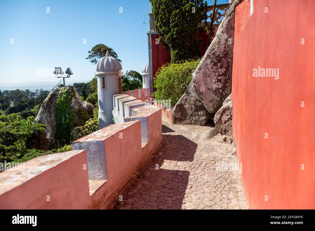 Il Palácio da pena è un baluardo DI Sintra Portogallo // SINTRA, Portogallo: I bastioni del Palácio da pena, che mostrano l'architettura difensiva del castello con un tocco romanticista. Queste mura offrono vedute panoramiche delle circostanti Montagne di Sintra ed esemplificano la rinascita del XIX secolo degli stili fortificati medievali mescolati con elementi di design stravaganti. Foto Stock