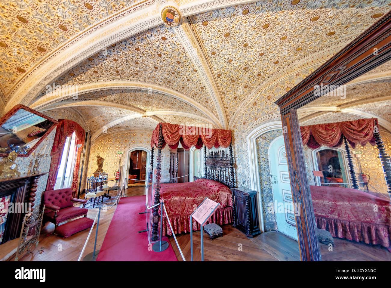 Camera da letto del Palazzo da pena Sintra Portogallo // CAMERA DA LETTO DI FERDINANDO II, successivamente CAMERA DA LETTO DELLA REGINA AMELIA dopo la morte della regina Maria II, questa era la camera da letto di Ferdinando II e della contessa di Edla. Dopo il 1890 la camera fu utilizzata dalla regina Amelia. Pareti e archi a volta decorati in stile neo-moresco da Januário Correia. Letto a baldacchino (XVII secolo) e mobili revival. Foto Stock