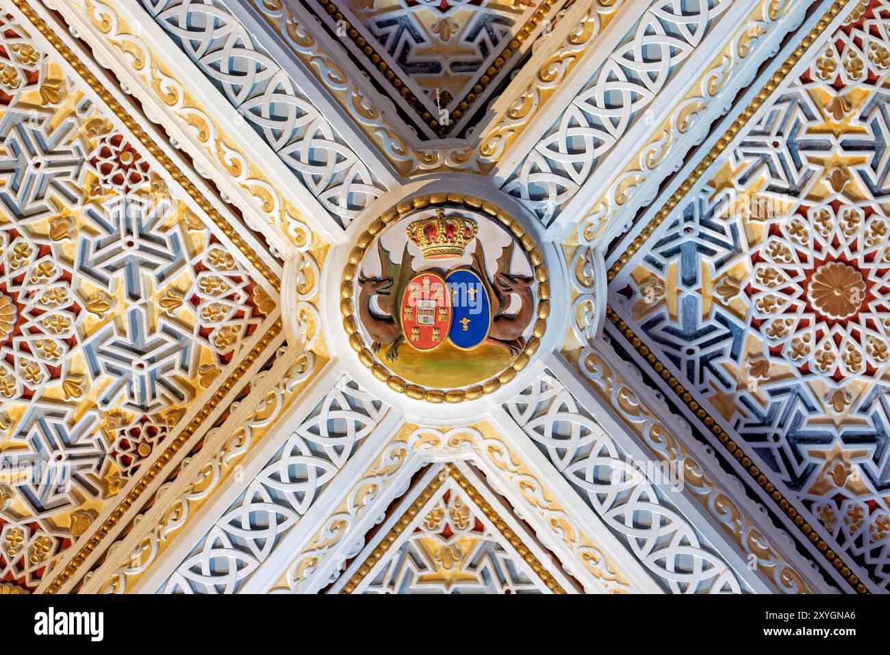 Pena National Palace Neo Moorish Bedroom Sintra Portugal // CAMERA DA LETTO DI FERDINANDO II, successivamente CAMERA DA LETTO DELLA REGINA AMELIA dopo la morte della regina Maria II, questa era la camera da letto di Ferdinando II e della contessa di Edla. Dopo il 1890 la camera fu utilizzata dalla regina Amelia. Pareti e archi a volta decorati in stile neo-moresco da Januário Correia. Letto a baldacchino (XVII secolo) e mobili revival. Foto Stock