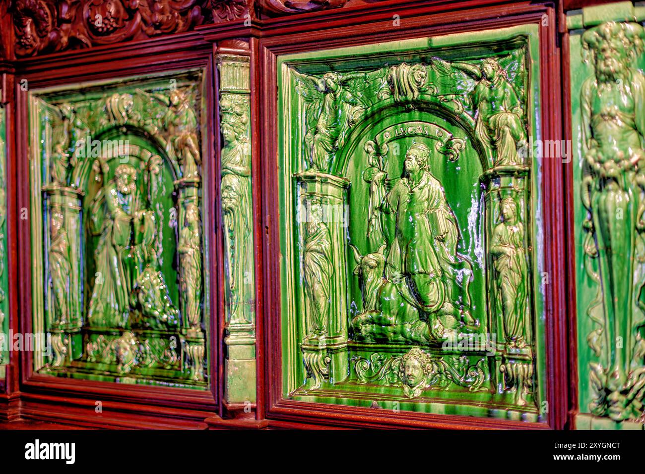 Palácio da pena elementi decorativi interni Sintra Portogallo // SINTRA, Portogallo — elementi decorativi all'interno di Palácio da pena, un castello romanticista del XIX secolo a Sintra, Portogallo. Gli interni del palazzo mostrano una miscela di stili architettonici e dettagli ornati, tra cui elaborate decorazioni murali, soffitti intricati e arredi d'epoca. Il Palácio da pena, patrimonio dell'umanità dell'UNESCO, è rinomato per il suo design eclettico e il ricco significato storico. Foto Stock