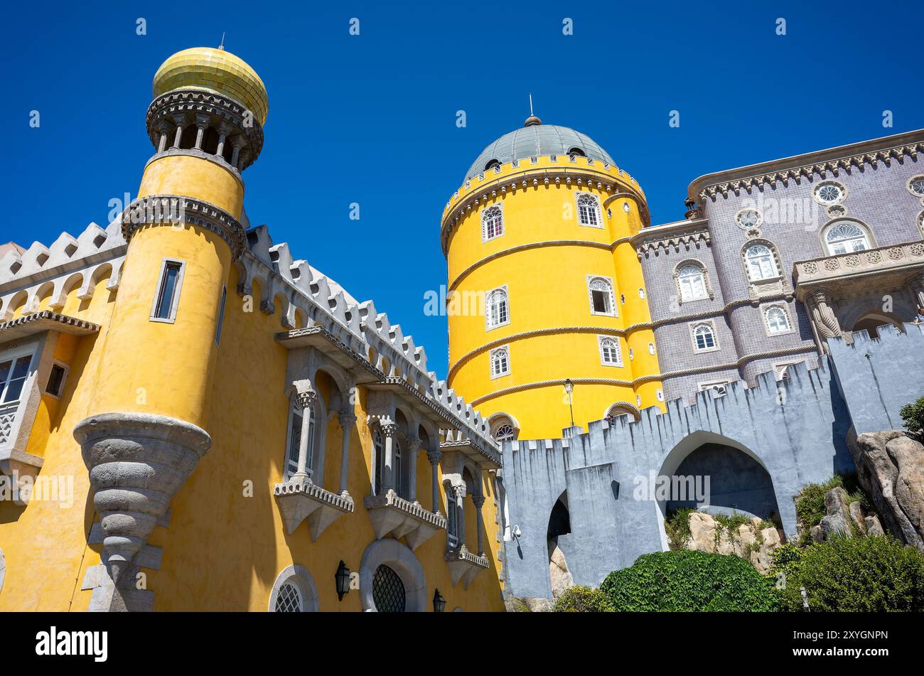 Il Palácio da pena è un baluardo DI Sintra Portogallo // SINTRA, Portogallo: I bastioni del Palácio da pena, che mostrano l'architettura difensiva del castello con un tocco romanticista. Queste mura offrono vedute panoramiche delle circostanti Montagne di Sintra ed esemplificano la rinascita del XIX secolo degli stili fortificati medievali mescolati con elementi di design stravaganti. Foto Stock
