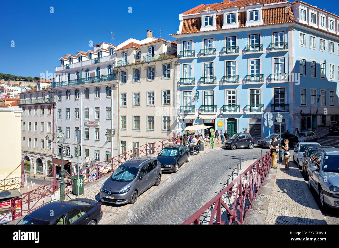 Piazza Praia Dom Pedro IV Rossio Lisbona Portogallo // LISBONA, Portogallo - il vivace quartiere di Rossio, incentrato intorno a Prac Dom Pedro IV, mostra il fascino storico di Lisbona con la sua architettura Pombalina, i vivaci caffè e le fontane ornate. Questa vivace piazza, spesso considerata il cuore di Lisbona, fonde secoli di storia con l'energia della vita urbana moderna. Foto Stock