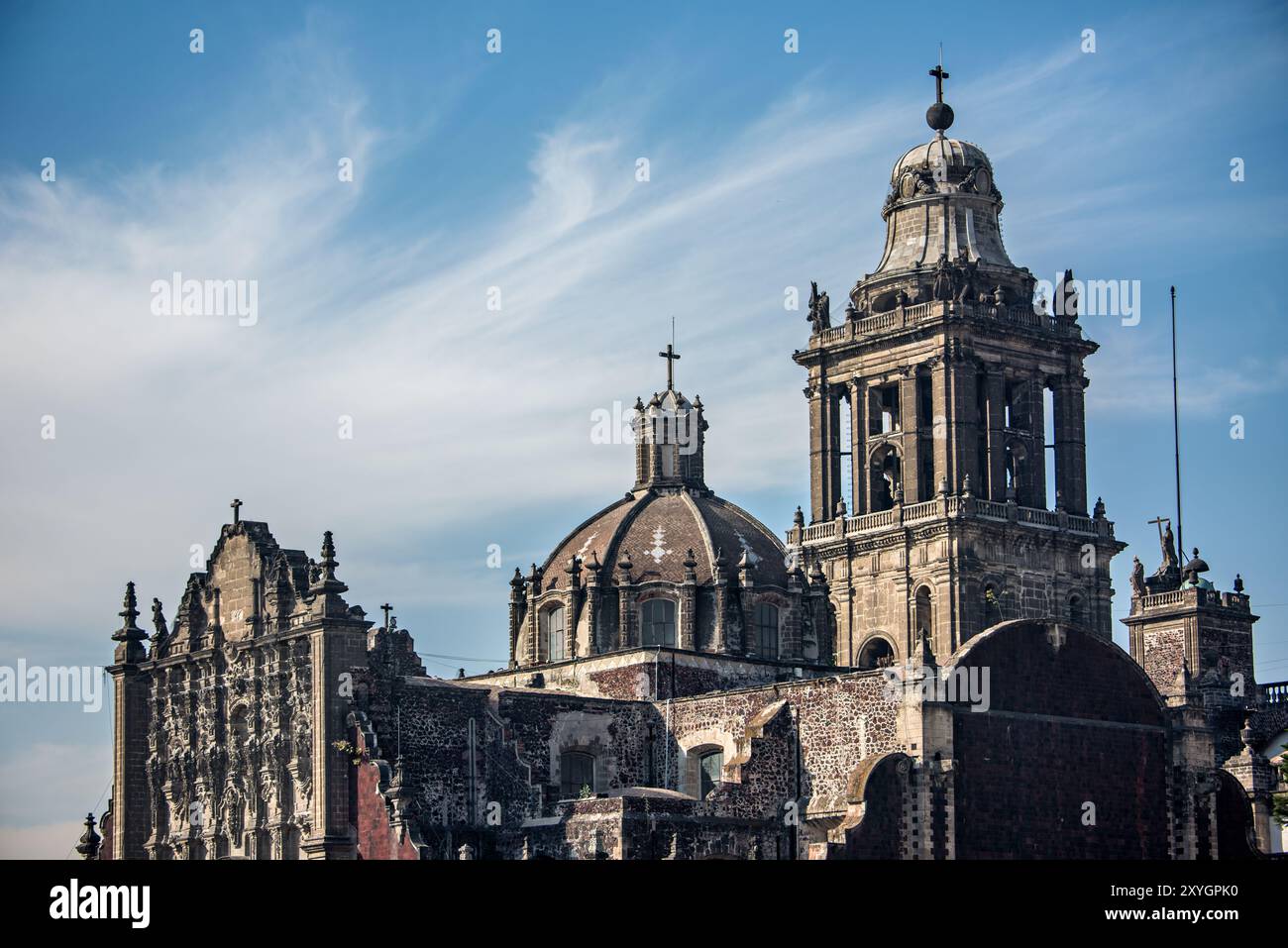 Cattedrale Metropolitana e Sagrario Metropolitano Città del Messico Messico | CITTÀ DEL MESSICO, Messico — La Cattedrale Metropolitana di Città del Messico (Catedral Metropolitana de la Asunción de María) e il Sagrario Metropolitano (Parroquia del Sagrario Metropolitano) sono visti dalle rovine scavate del Templo Mayor. Questa giustapposizione evidenzia la storia stratificata di Città del Messico, con strutture cattoliche dell'era coloniale che si ergono sopra i resti del tempio principale dell'impero azteco. La costruzione della Cattedrale Metropolitana, la più grande e antica cattedrale del Sud America, iniziò nel 1573 e si concluse nel 1813. Foto Stock