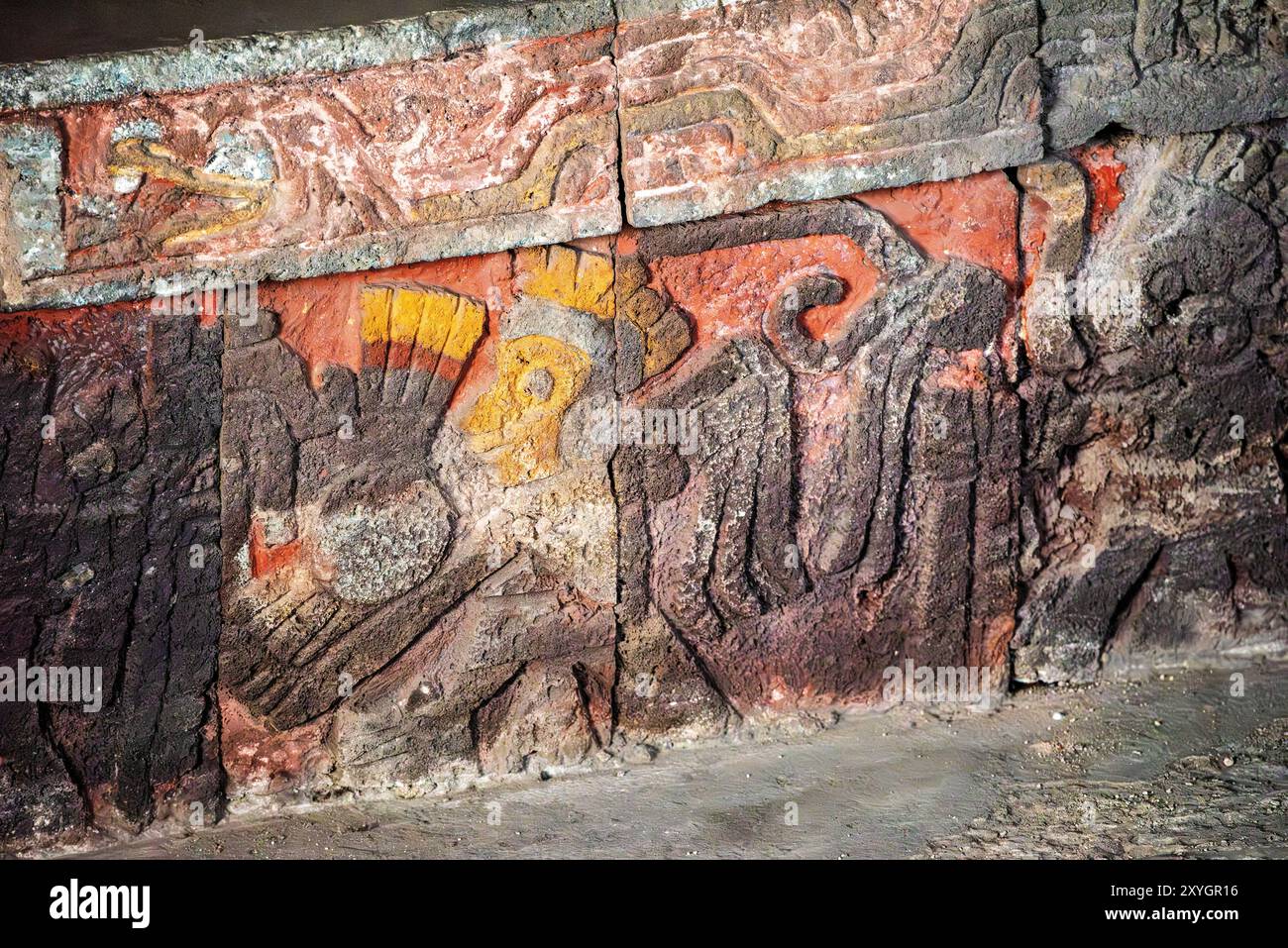 CITTÀ DEL MESSICO, Messico: Banchine intagliate e dipinte in modo intricato dalla Casa de las Águilas (Casa delle Aquile) nel sito del Templo Mayor. Questi elementi architettonici presentano vivaci affreschi raffiguranti una processione di guerrieri aztechi armati, che mostrano la sofisticazione artistica e il simbolismo religioso della cultura mesoamericana precolombiana. Foto Stock