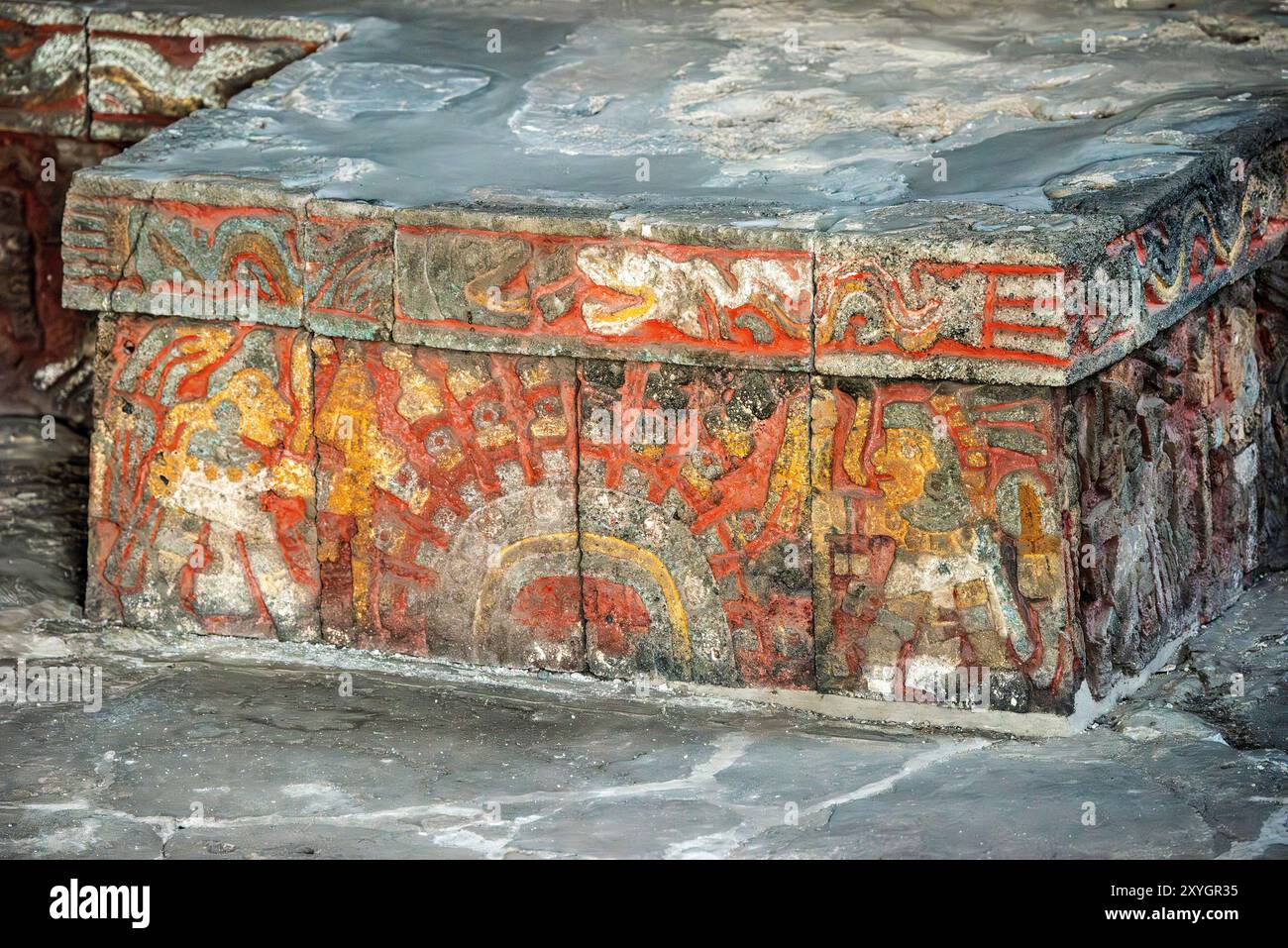 CITTÀ DEL MESSICO, Messico: Banchine intagliate e dipinte in modo intricato dalla Casa de las Águilas (Casa delle Aquile) nel sito del Templo Mayor. Questi elementi architettonici presentano vivaci affreschi raffiguranti una processione di guerrieri aztechi armati, che mostrano la sofisticazione artistica e il simbolismo religioso della cultura mesoamericana precolombiana. Foto Stock