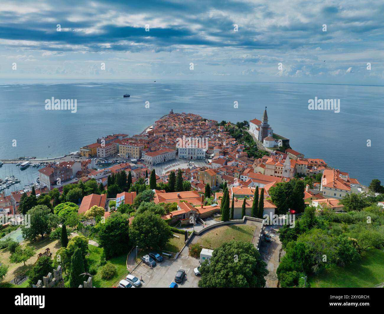 Vista aerea del centro storico medievale di Pirano in Istria Slovenia con tetti rossi, mura della città, chiesa cattolica, popolare destinazione turistica Foto Stock