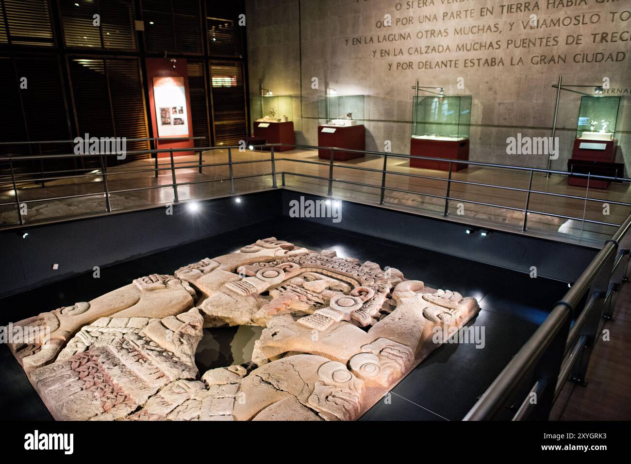 CITTÀ DEL MESSICO, Messico: La pietra di Coyolxauhqui, un capolavoro di scultura Mexica scoperto ai piedi del Templo Mayor. Questa scultura monolitica raffigura la dea azteca della luna in squisiti dettagli, mostrando la raffinatezza artistica della cultura mesoamericana precolombiana. Foto Stock