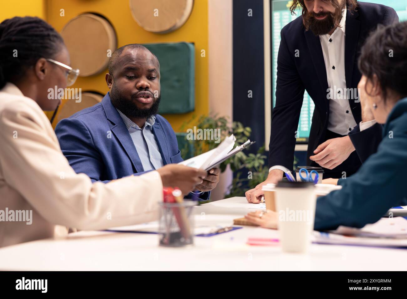 Leader aziendale che cerca di eliminare i rischi di ostacoli e interruzioni imprevisti, discutendo della resilienza e della gestione della catena di approvvigionamento. Il manager e i membri dello staff ottengono il successo. Foto Stock