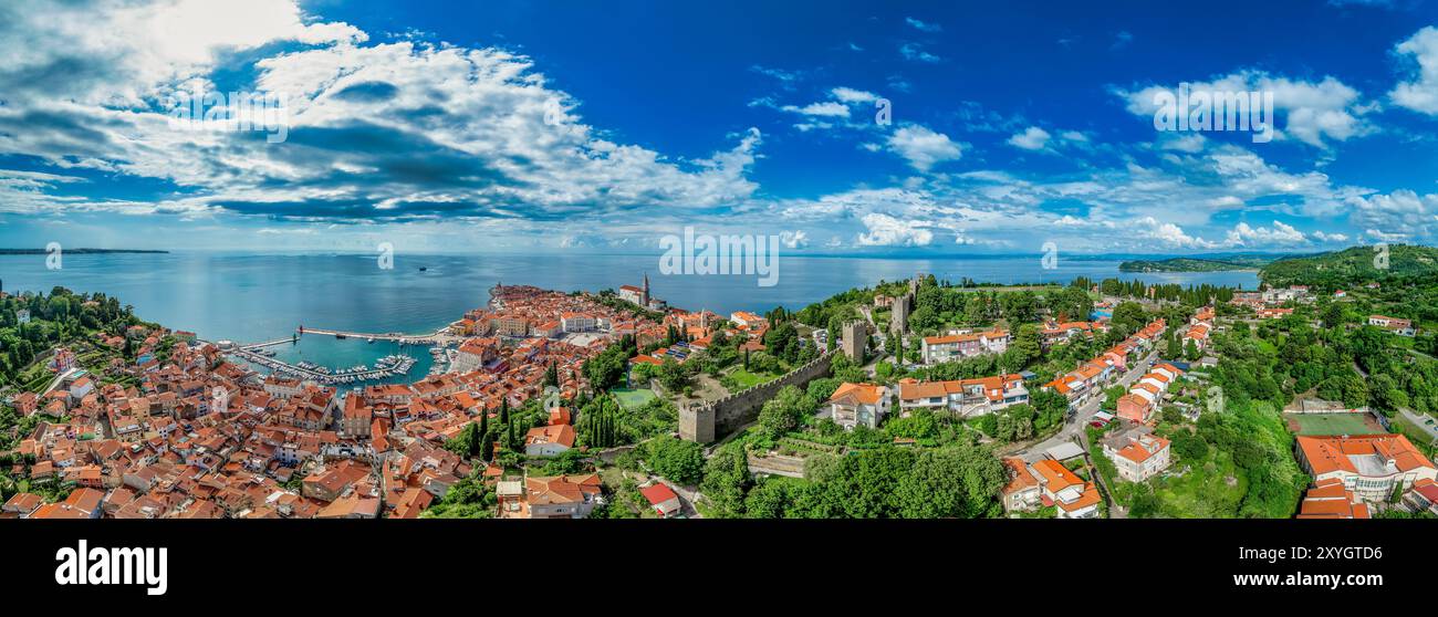 Vista aerea del centro storico medievale di Pirano in Istria Slovenia con tetti rossi, mura della città, chiesa cattolica, popolare destinazione turistica Foto Stock