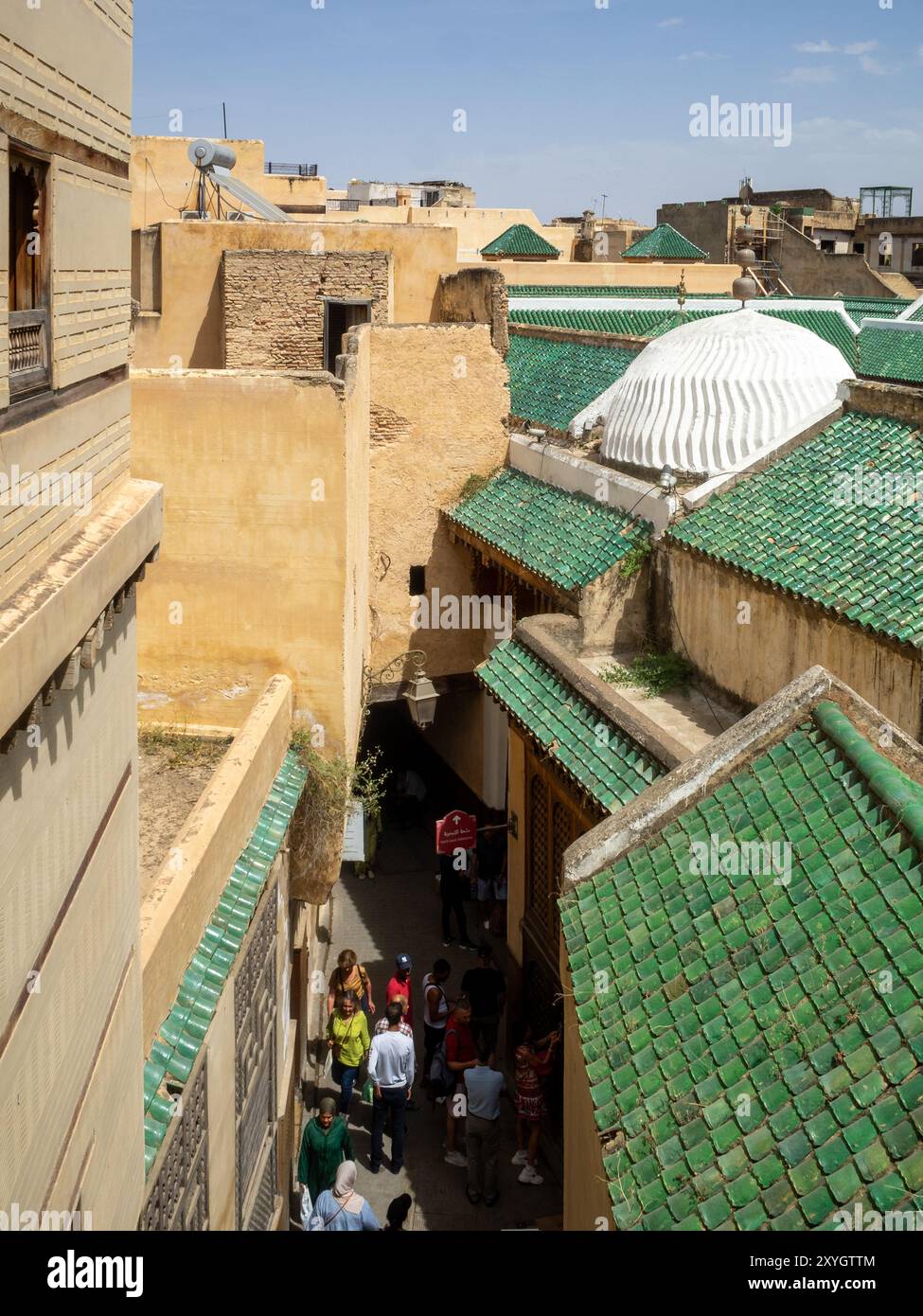 Mattonelle verdi di Mesbahiyya Madrasa su una strada medina di Fez, Marocco Foto Stock