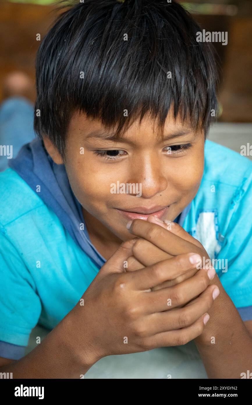 Il ragazzo Riberenos sorride nell'Amazzonia peruviana Foto Stock
