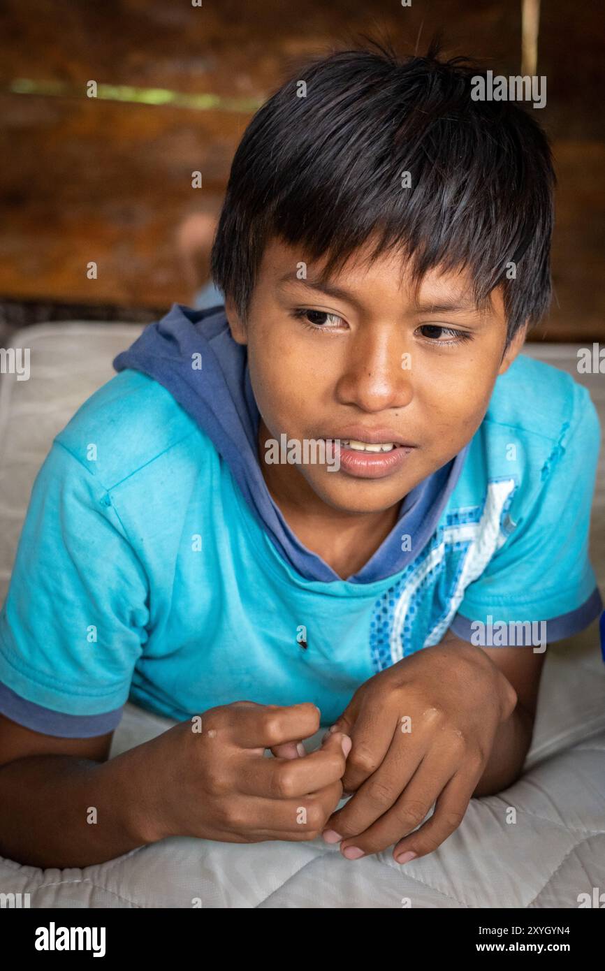 Il ragazzo Riberenos sorride nell'Amazzonia peruviana Foto Stock